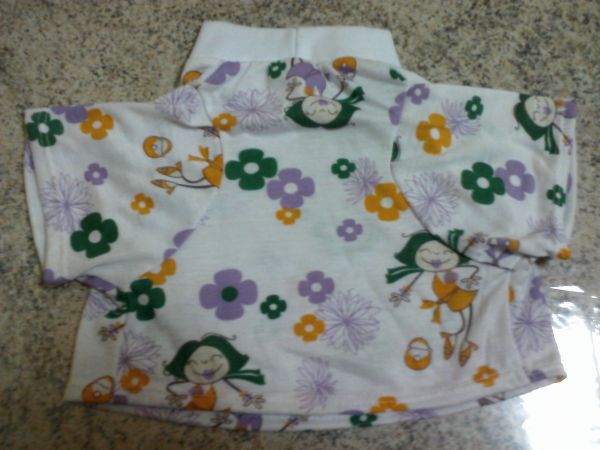 Blusa curta.